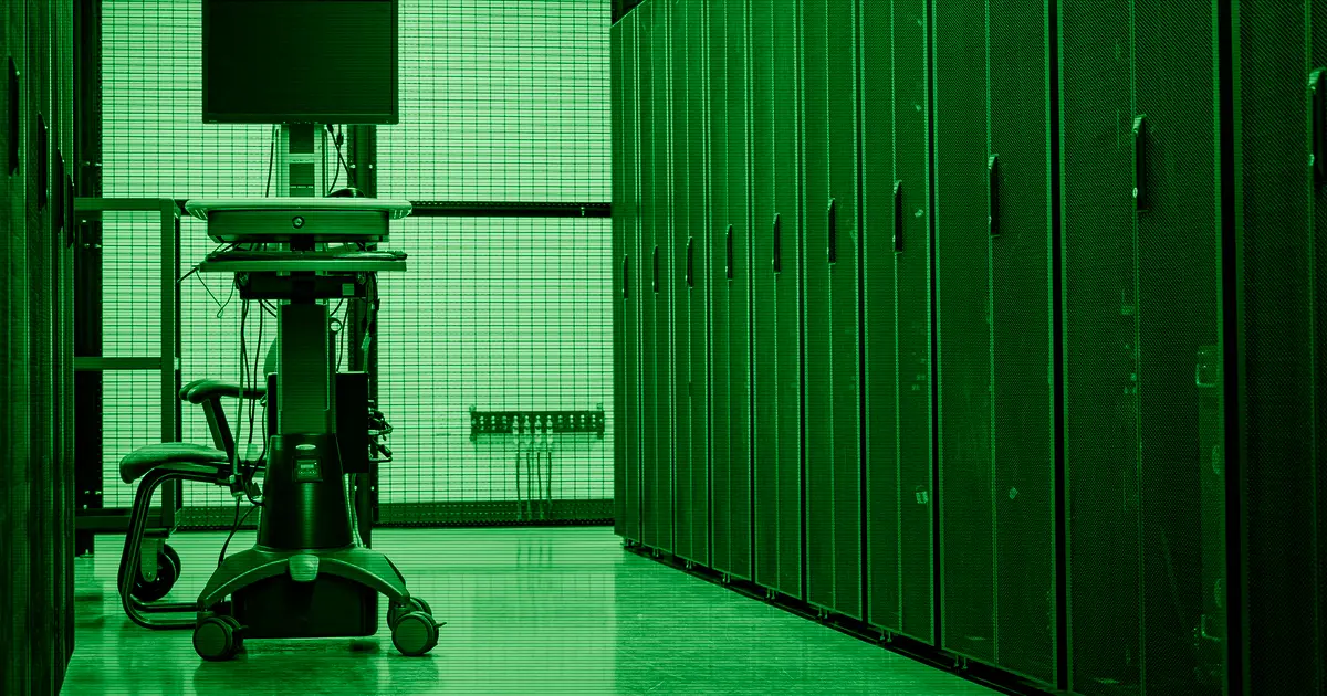 Hardware de servidores en la sala de un centro de datos
