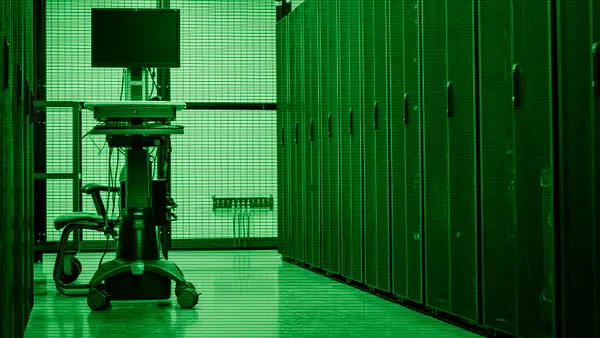 Hardware de servidores en la sala de un centro de datos