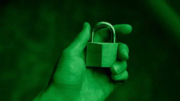 Una mano sosteniendo un candado, símbolo de la ciberseguridad