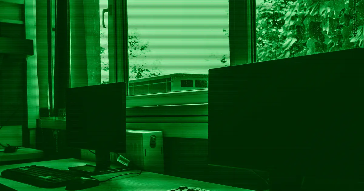 Ordenadores modernos sobre un escritorio junto a una ventana