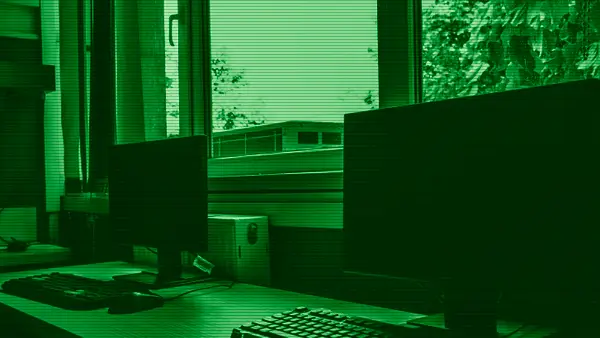 Ordenadores modernos sobre un escritorio junto a una ventana