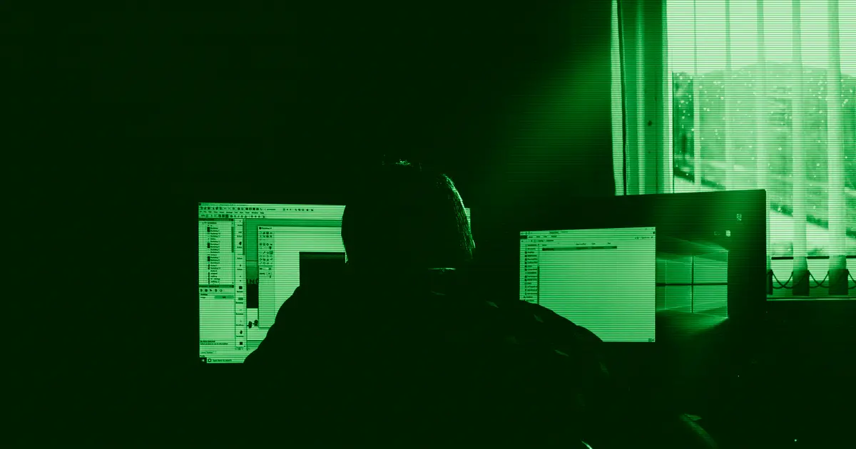 Una persona trabajando frente a varios ordenadores