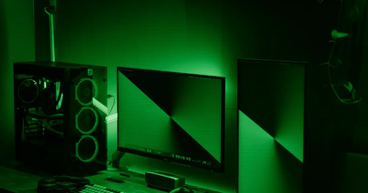 Un escritorio con una configuración de doble monitor