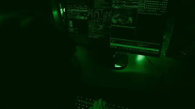 Código fuente sobre una pantalla oscura, evocando un terminal de desarrollo web