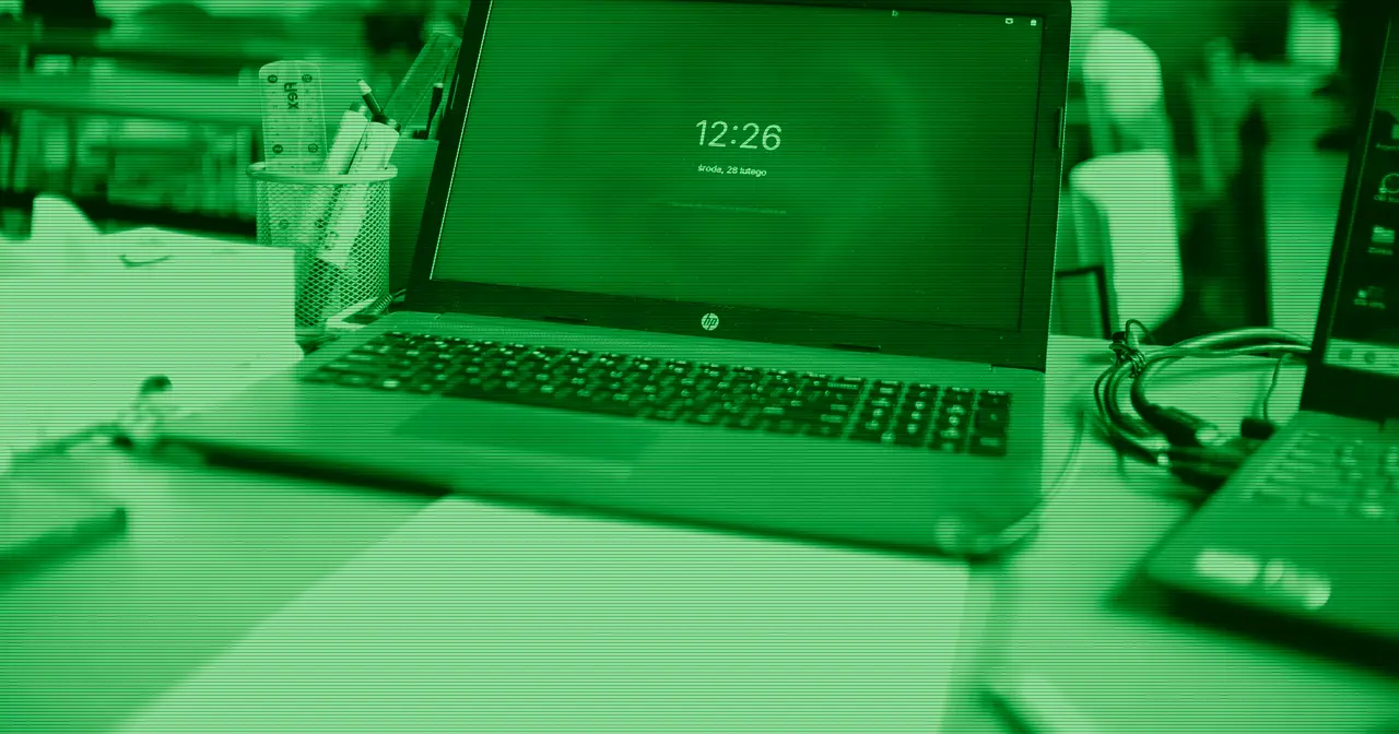 Un portatil ligero abierto sobre un escritorio minimalista, evocando la experiencia de un Chromebook