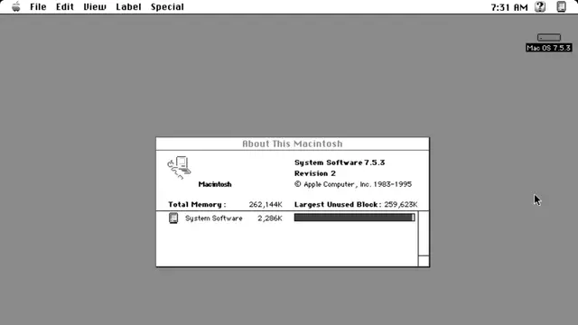 Escritorio del Mac OS clásico con System 7 mostrando el Finder, iconos y la barra de menús