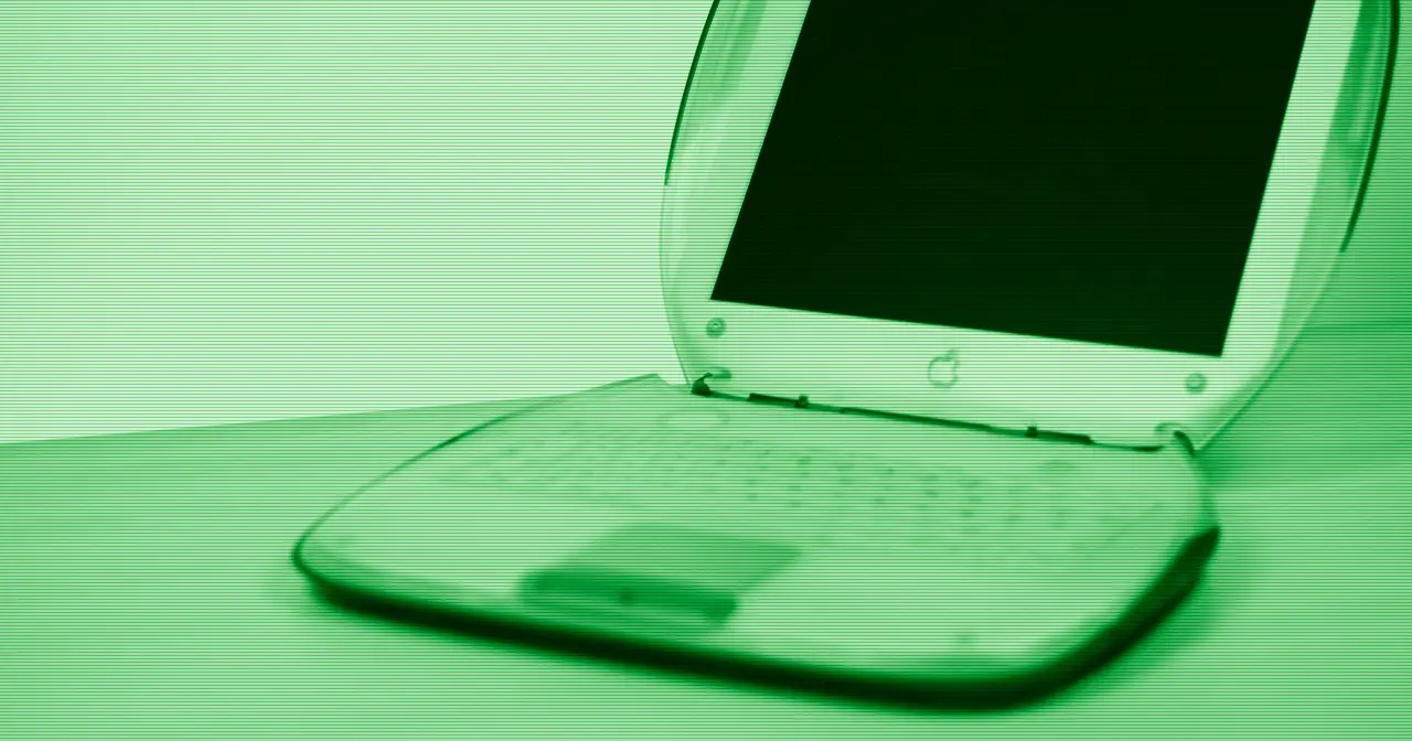 Portàtil antic sobre una taula, a punt per revifar amb una distro Linux lleugera