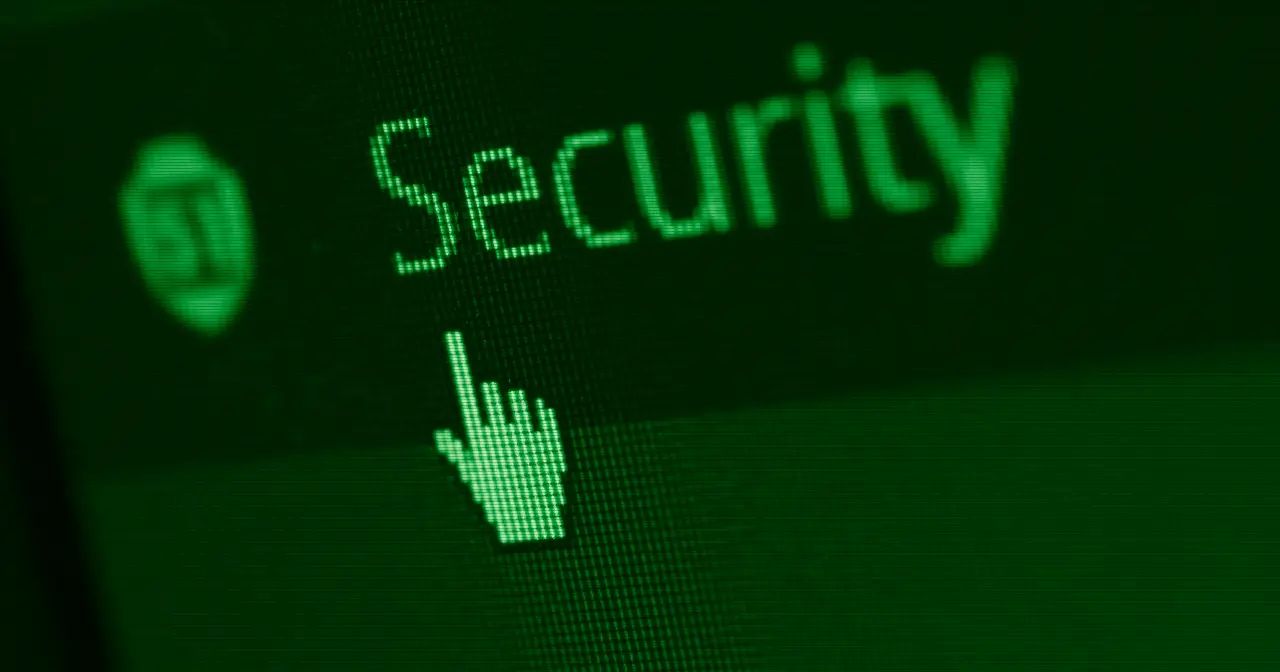 Concepto de privacidad y seguridad digital con candado sobre código
