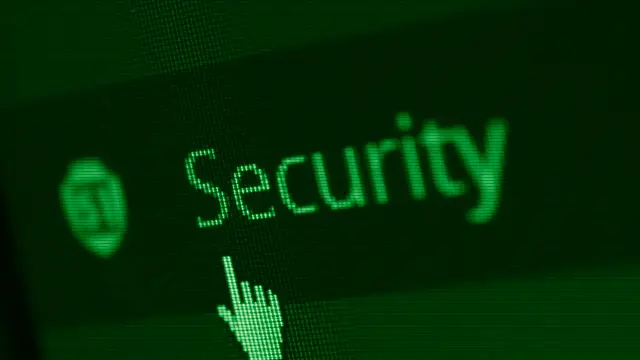 Concepto de privacidad y seguridad digital con candado sobre código