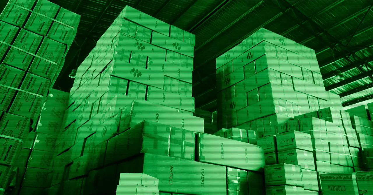 Cajas apiladas en un almacén como metáfora de los paquetes de software de Linux
