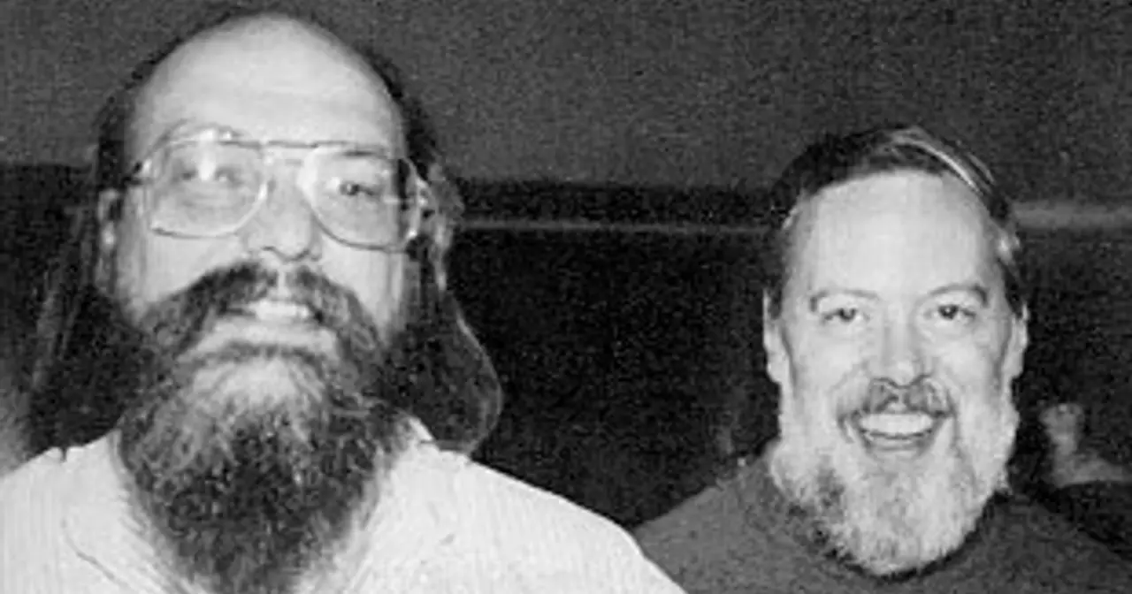 Ken Thompson y Dennis Ritchie, creadores de Unix, trabajando con un teletipo en 1973