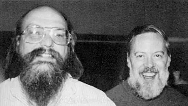 Ken Thompson y Dennis Ritchie, creadores de Unix, trabajando con un teletipo en 1973