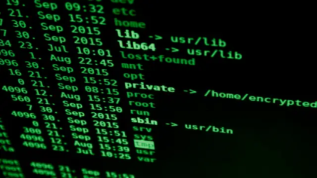 Concepto de hacking ético y ciberseguridad con código en una terminal