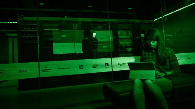 Sala de servidores con código en pantalla, evocando la infraestructura que hoy mueve Linux