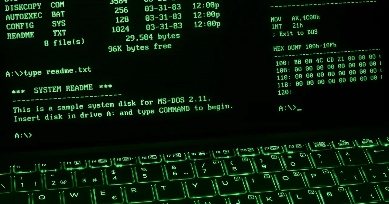 Terminal de ordenador antiguo de fósforo verde, evocando los inicios de UNIX