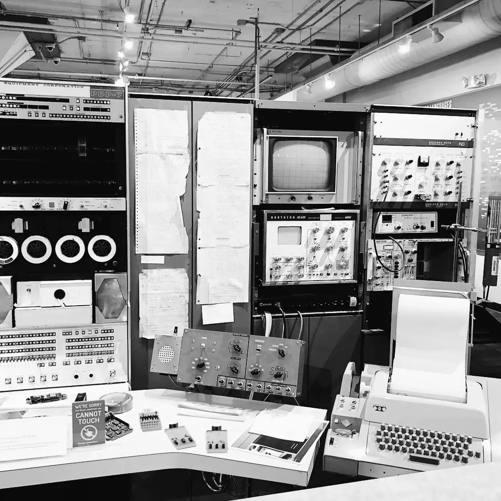 Miniordenador DEC PDP-7, el tipo de máquina sobre la que Ken Thompson escribió el primer UNIX