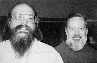 Ken Thompson y Dennis Ritchie en 1973, los creadores de UNIX en los Laboratorios Bell