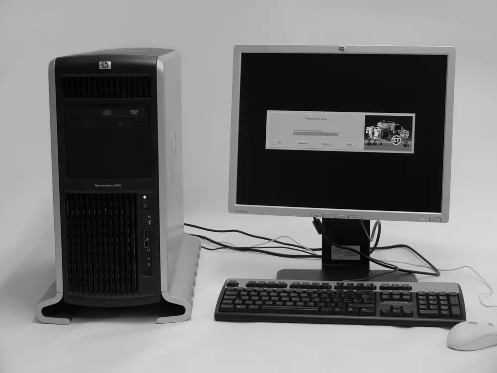 HP 9000 C8000 workstation with dual PA-RISC processor and HP-UX 11i