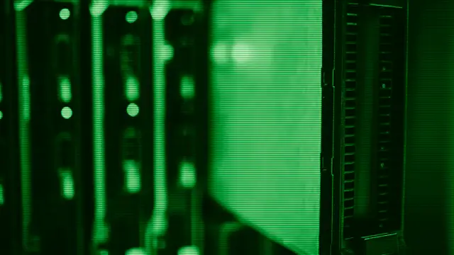 Servidores de un centro de datos donde Kubernetes orquesta contenedores Linux a escala