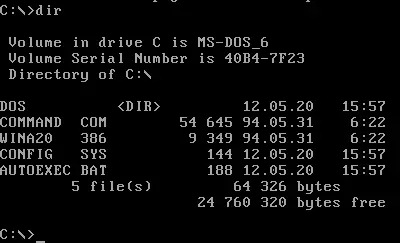 Pantalla de MS-DOS con el indicador de órdenes en modo texto