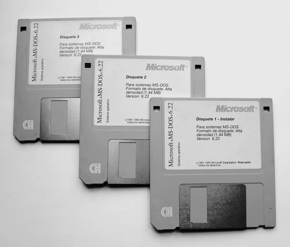 Three 3.5-inch floppy disks containing the MS-DOS 6.22 installation