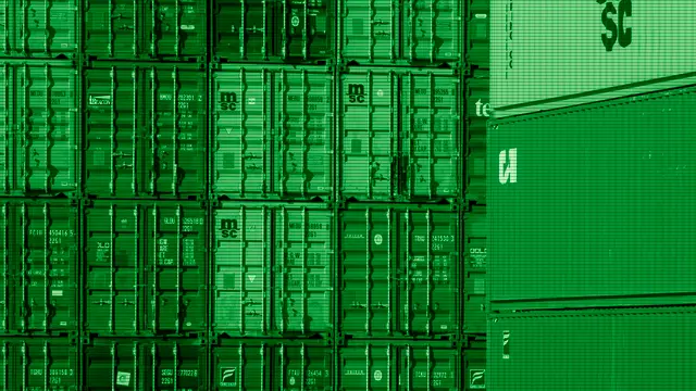 Contenedores de carga apilados en un puerto como metáfora de los contenedores de software