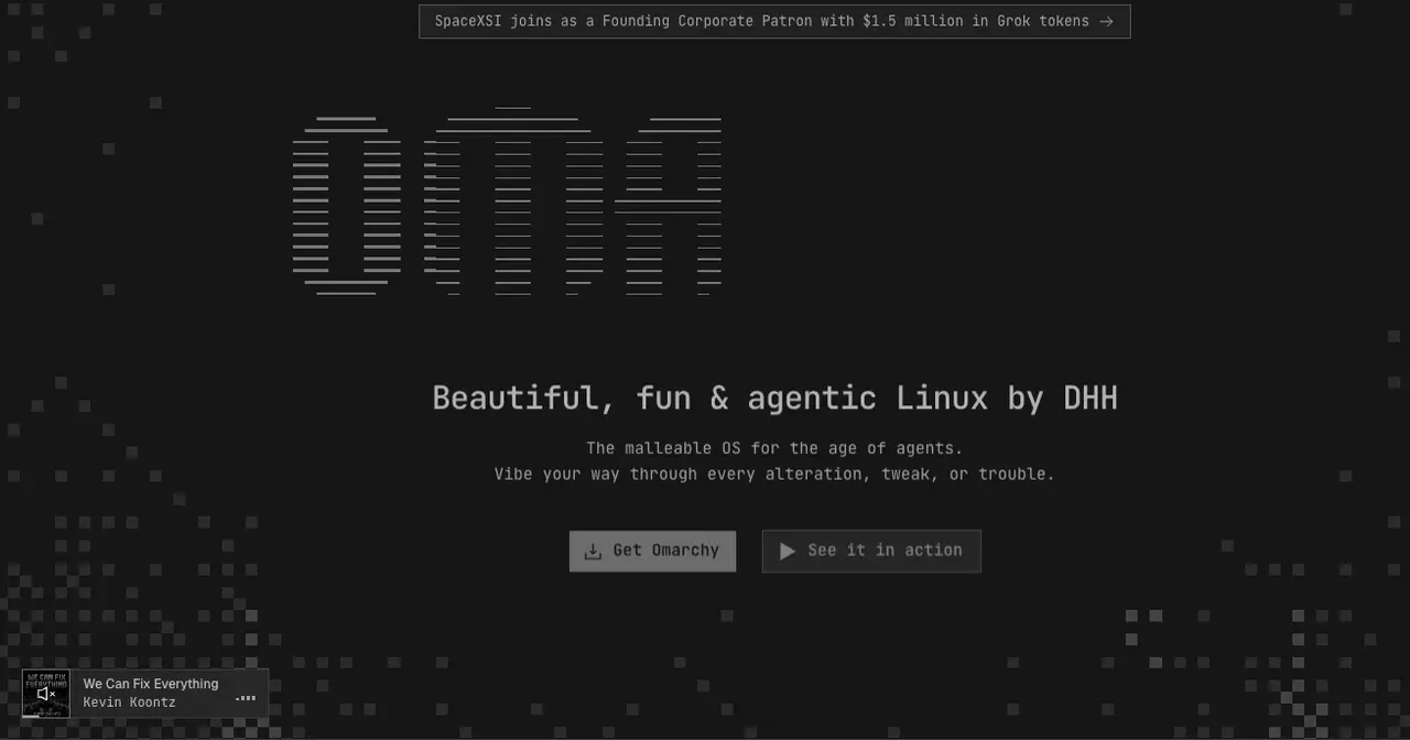 Portada de la web de Omarchy, con el logotipo en caracteres de terminal, el lema «Beautiful, fun & agentic Linux by DHH» y los botones para descargarlo y verlo en acción