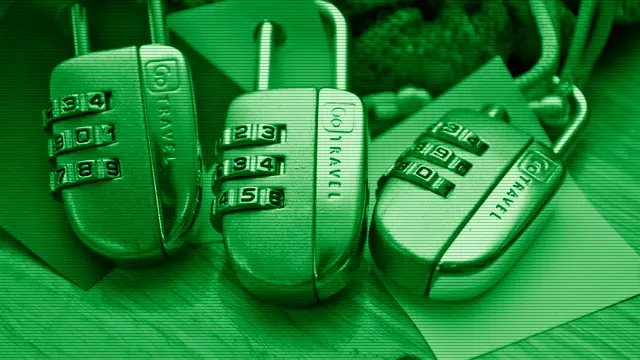 Concepto de seguridad informatica: codigo fuente y un candado simbolizando la cultura de seguridad de OpenBSD