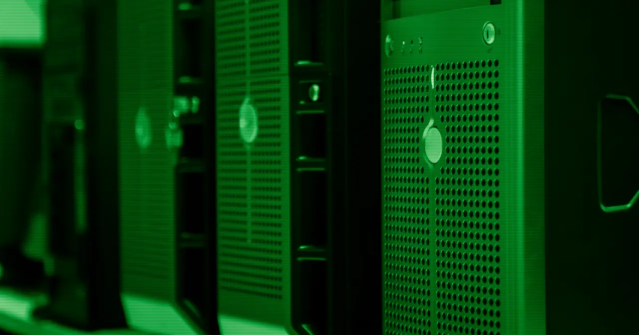 Sala de servidores de un centro de datos con racks iluminados