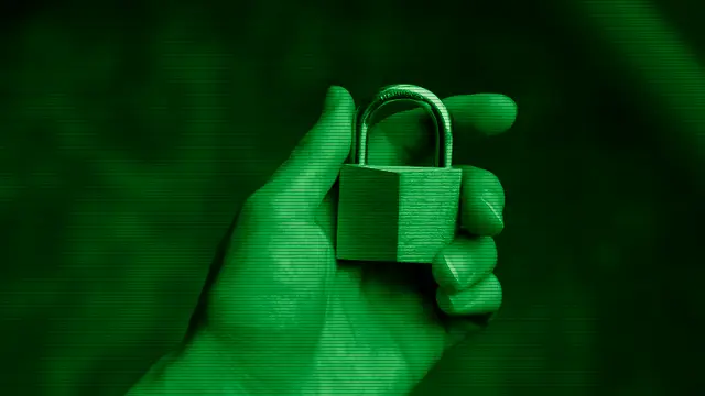 Concepto de seguridad informática con un candado digital, que representa el control de acceso en Linux