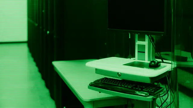 Sala de servidores y un equipo de escritorio que representan los usos de Ubuntu LTS