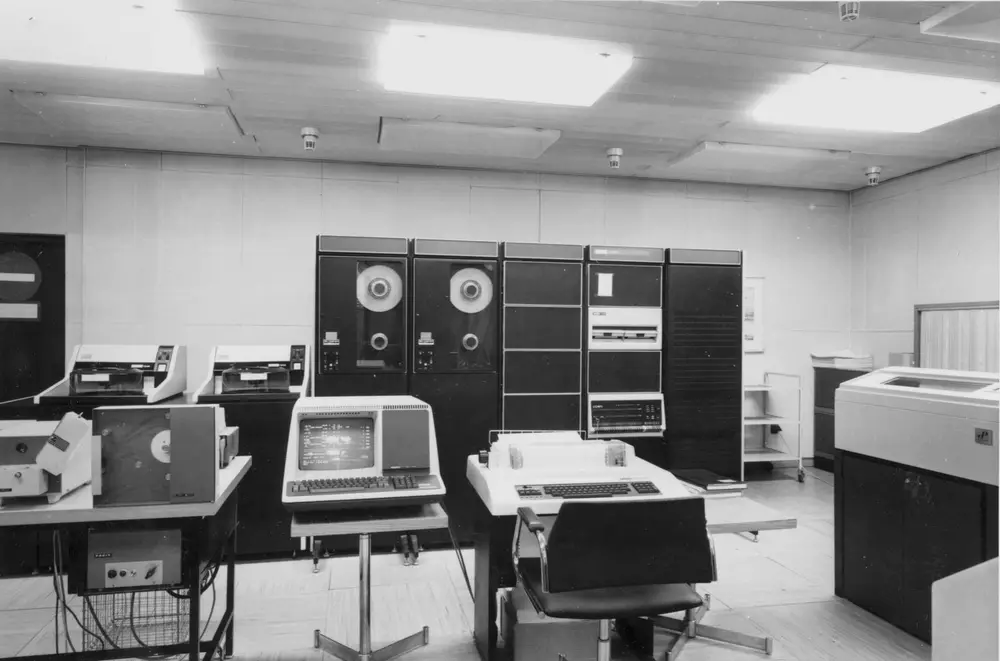 Hall of a DEC PDP-11/70 minicomputer with console, tape and disk units