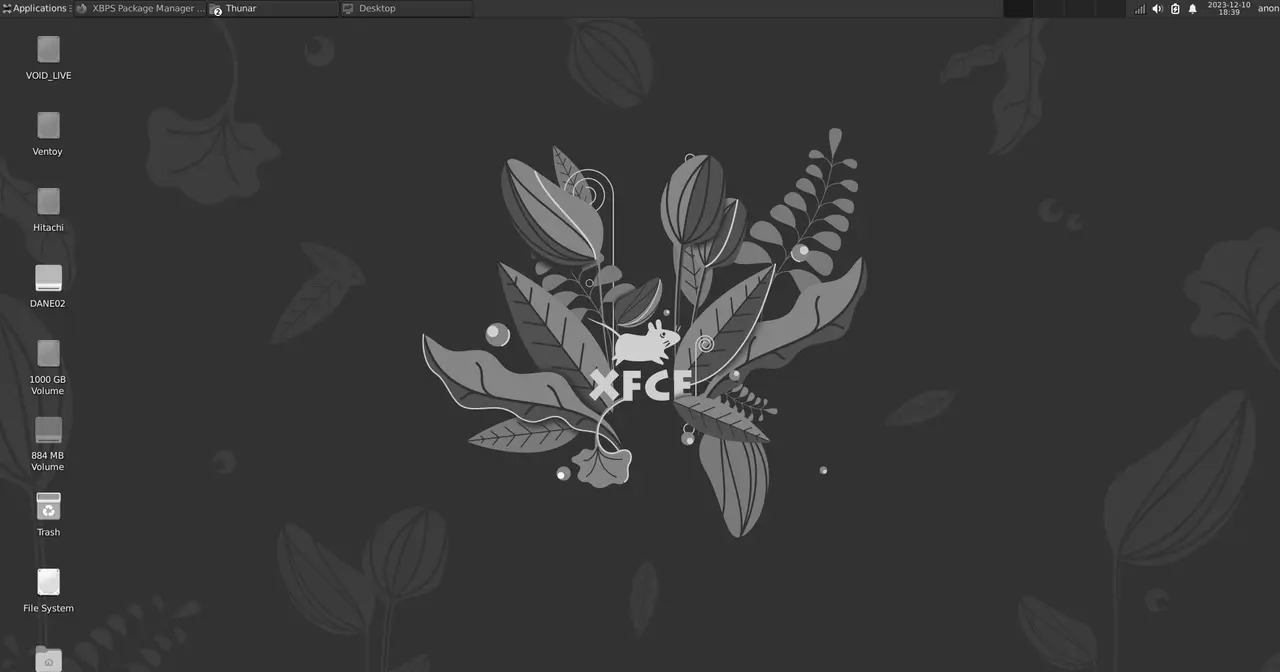 Void Linux Xfce desktop with the alternate wallpaper