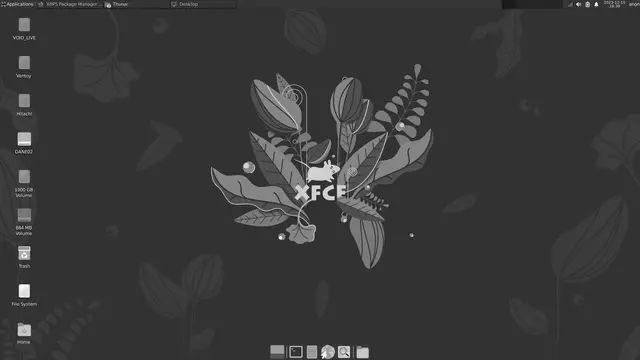 Escritorio Xfce de Void Linux con el fondo de pantalla alternativo