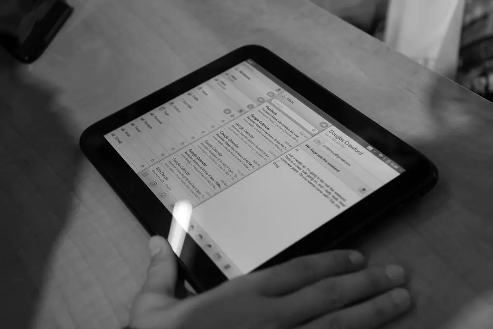 La tableta HP TouchPad con webOS 3.0 sostenida en una mano