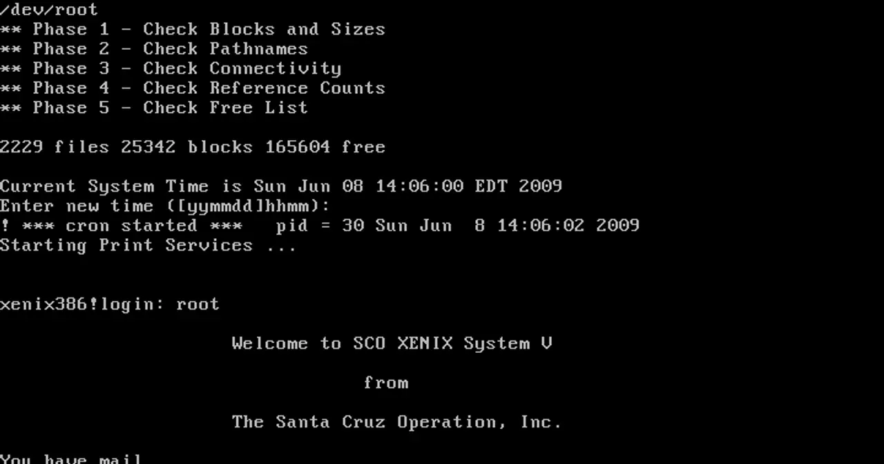 Pantalla de arranque de SCO Xenix System V ejecutándose en un emulador