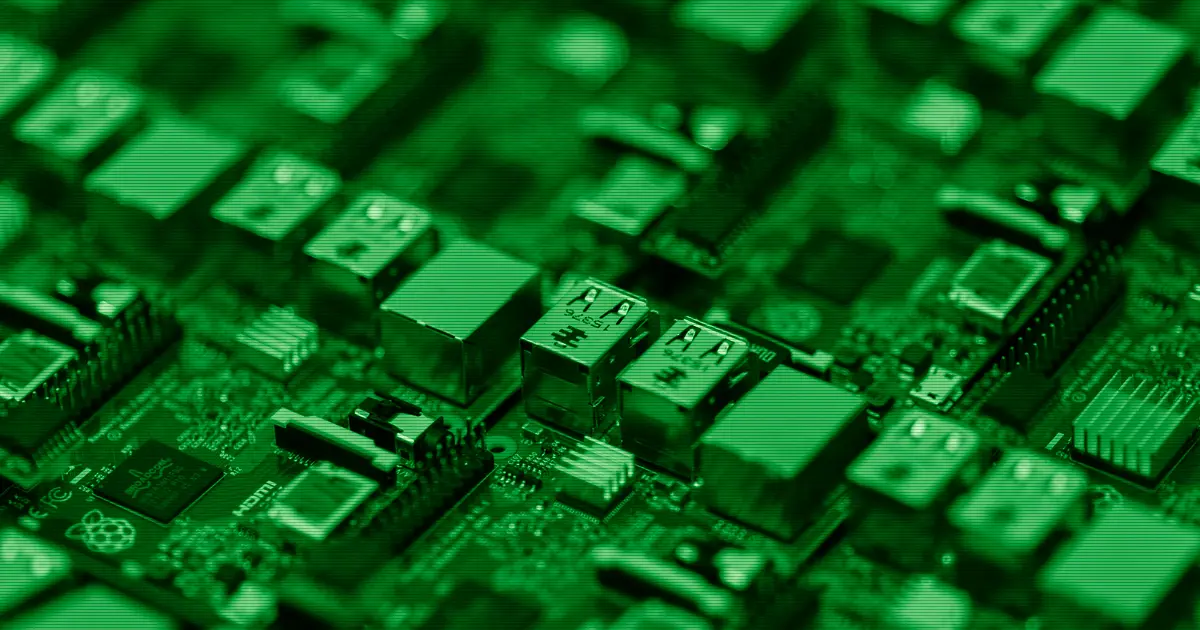 Primer pla d'una placa Raspberry Pi amb els seus ports i components